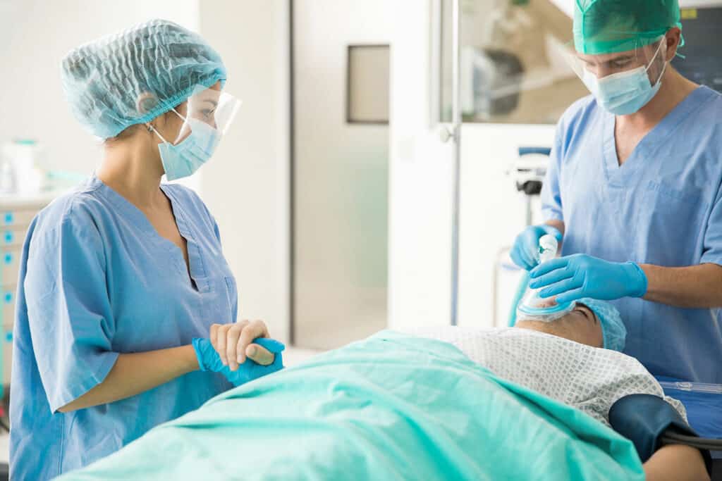 Beruf Krankenschwester Anästhesie – Überwachung eines Patienten während eines Eingriffs