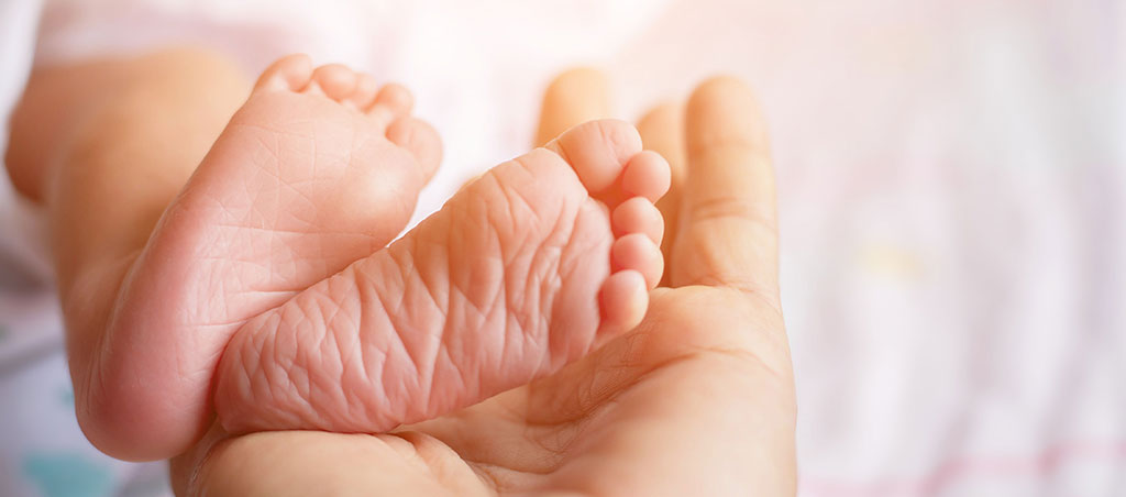 Hebamme Voraussetzungen – Füße Neugeborenes