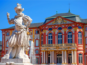 Bruchsal – historisches Barock Schloss mit Skulptur