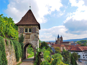 Esslingen – Turm Neckarhalde an Stadtmauer mit Blick auf Stadt