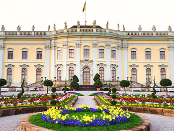 Ludwigsburg – Hauptbau Residenzschloss mit Blumenbeten